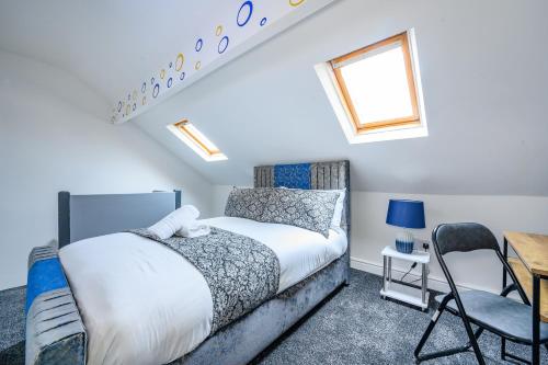 a bedroom with a bed and a desk and a chair at *RA31S* For most relaxed & Cosy Stay/Parking/WiFi in Morley