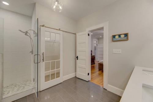 een badkamer met een inloopdouche en een glazen deur bij NoWorries at Melrose Heights in Columbia