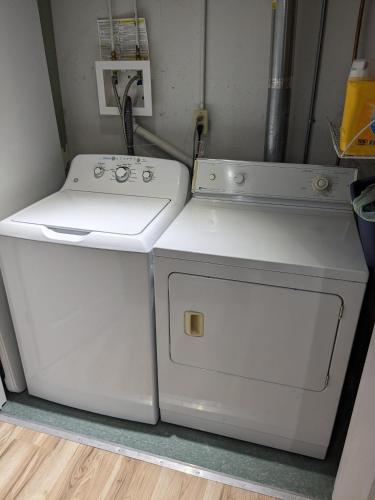 una lavadora y una secadora blancas sentadas una al lado de la otra en Stewart Acres en Arnold