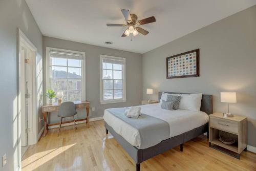 1 dormitorio con 1 cama, ventilador de techo y escritorio en Town Center Executive Condo, en Columbia