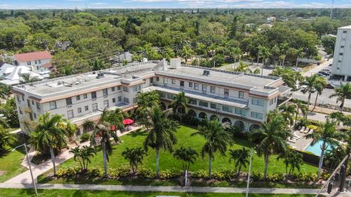 an aerial view of a building with palm trees at Crystal Bay Historic Hotel in St Petersburg
