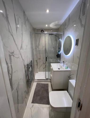 Ett badrum på Gatwick Airport 2bedroom apartment