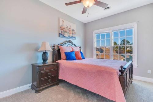 1 dormitorio con 1 cama y ventilador de techo en Lake Carolina Harborside Condo, en Columbia