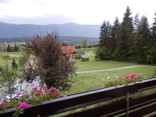 a view of a garden with flowers on a fence at Ferienhaus Bella Vista in Presseggersee