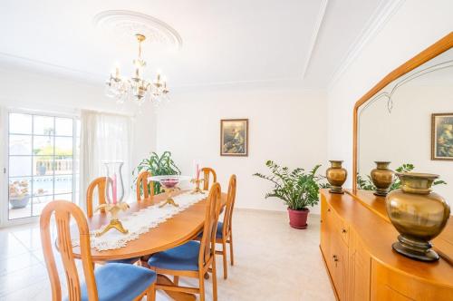 a dining room with a table and chairs at Villa Glória in Praia do Carvoeiro