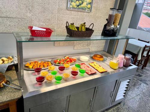 um buffet com muitos tipos diferentes de alimentos e bebidas em Hotel Economy 888 - By UP Hotel - Próximo a Praça da Estação e Rodoviária em Belo Horizonte