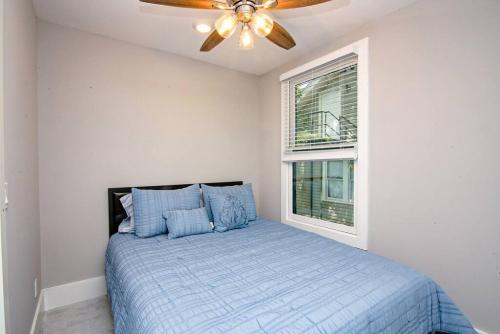 a bedroom with a bed with a ceiling fan at Garage Apt Historic Elmwood in Columbia