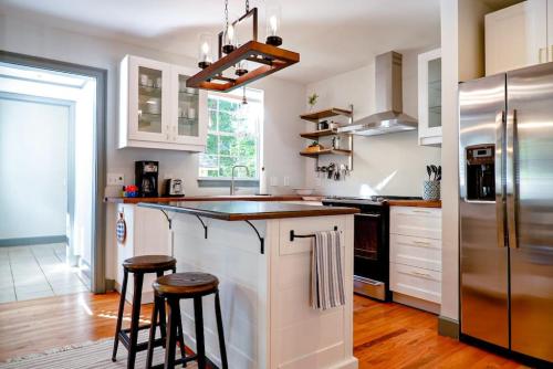 Kuchyň nebo kuchyňský kout v ubytování Elegant Charleston Style Home
