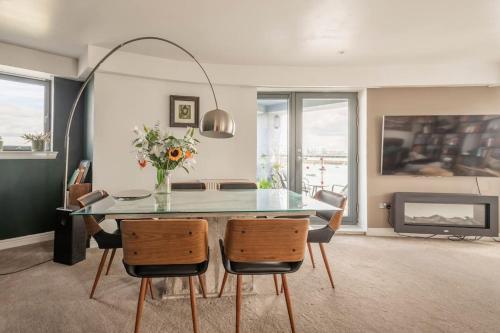 Calming Sea View City Apartment photo 10