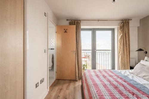 Calming Sea View City Apartment photo 12
