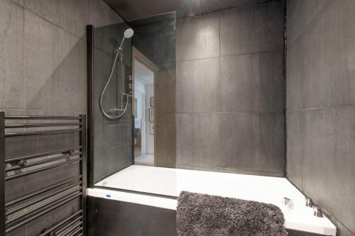Calming Sea View City Apartment photo 9