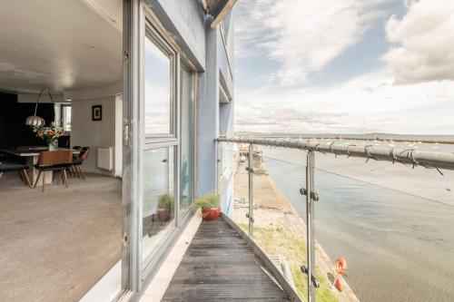 Calming Sea View City Apartment photo 7