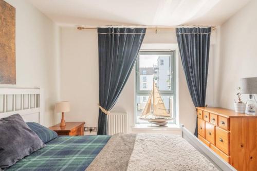 Calming Sea View City Apartment photo 3