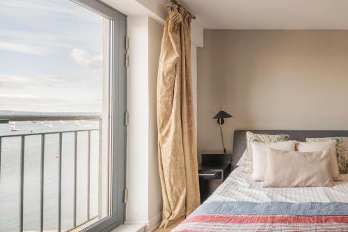 Calming Sea View City Apartment photo 18