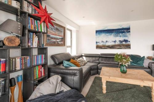 Calming Sea View City Apartment photo 19