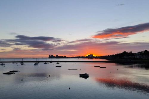 Calming Sea View City Apartment photo 22