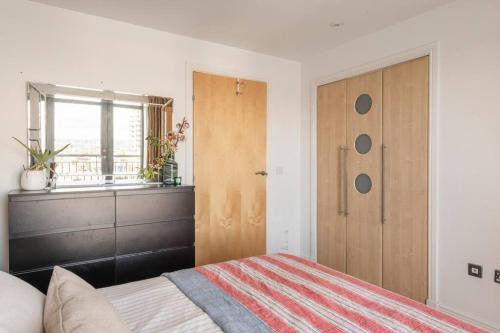 Calming Sea View City Apartment photo 24
