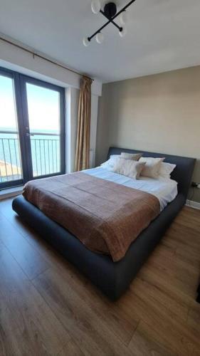 Calming Sea View City Apartment photo 27