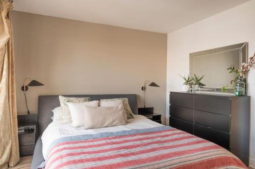 Calming Sea View City Apartment photo 28