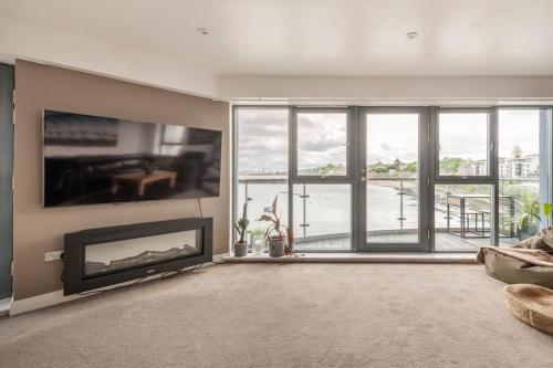 Calming Sea View City Apartment photo 31