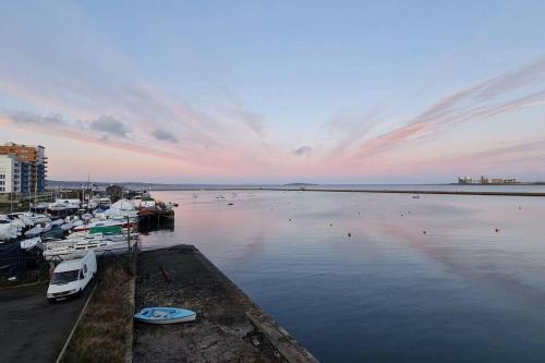 Calming Sea View City Apartment photo 34