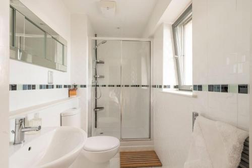 Calming Sea View City Apartment photo 38
