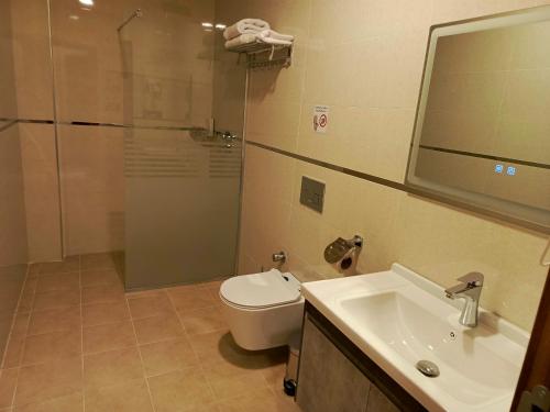 Sarok Hotelにあるバスルーム
