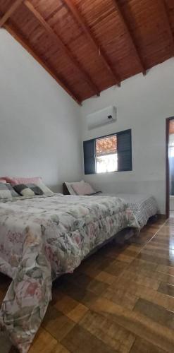 um quarto com uma cama e uma janela em CASA de bonito em Bonito