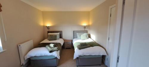 a room with two twin beds in a room at St Albans Apartment in St. Albans