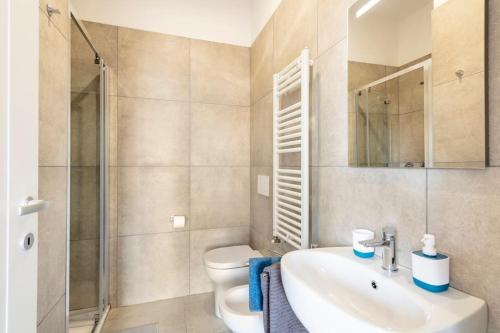 un bagno con lavandino, WC e doccia di Botanical a Bologna