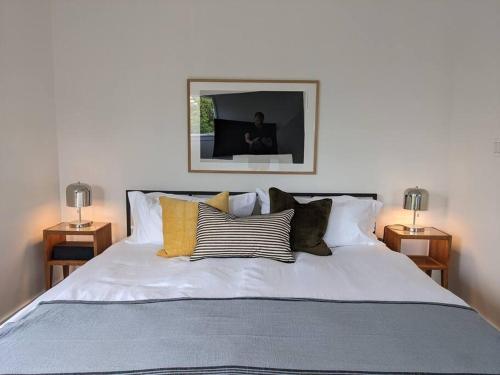 - une chambre avec un grand lit et des oreillers dans l'établissement Hudson River Cliff House, à Saugerties
