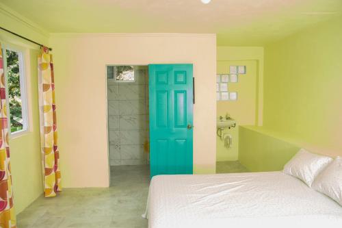 Katil atau katil-katil dalam bilik di Off-grid Zen Forest Den
