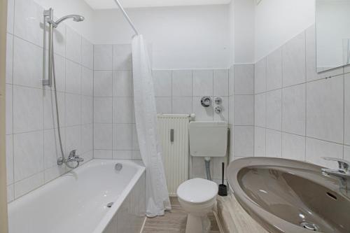 a bathroom with a tub and a toilet and a sink at Apartment mit Balkon in Witten in Witten