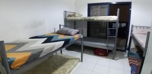 1 dormitorio con litera y 1 litera en Executive Bed Space for Male en Sharjah