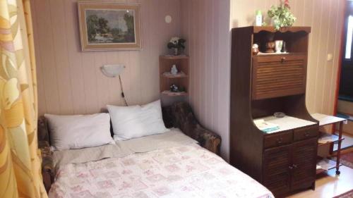 een kleine slaapkamer met een bed en een dressoir bij Apartment ZlataV - 250 m from sea in Crikvenica