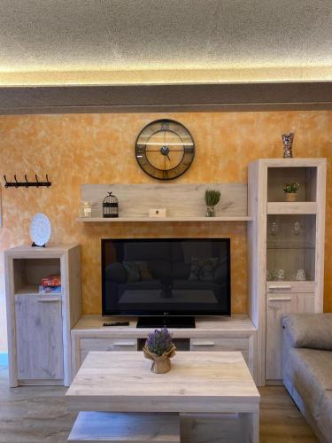 a living room with a tv and a couch at Casa Dakar in Valdemaluque