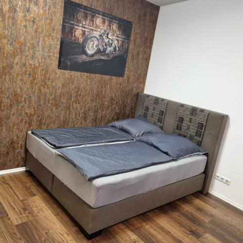 uma cama num quarto com uma moto na parede em Kiezloft em Hamburgo
