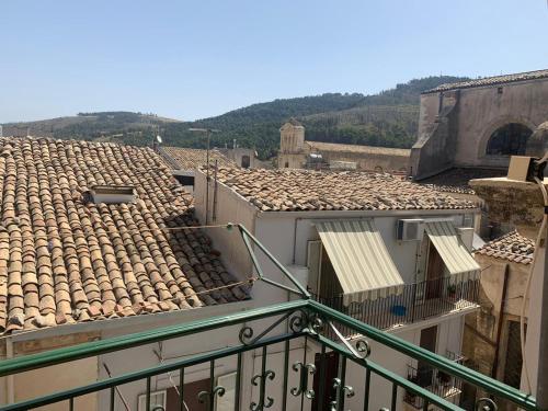 a view of the roofs of some buildings at Suoru Maria Apartments in Chiaramonte Gulfi