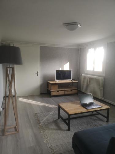 sala de estar con mesa de centro y TV en Appartement T2 Bagnère de bigorre, en Bagnères-de-Bigorre