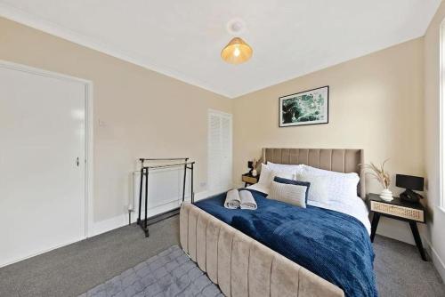 ein Schlafzimmer mit einem Bett mit einer blauen Decke in der Unterkunft Serenity House in Chatham