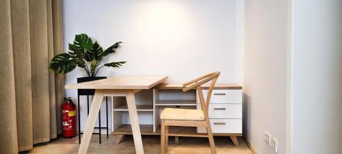 a wooden desk with a potted plant next to a cabinet at KOMM - Zentral- Bahnhof- Congress CCS- Parkplatz in Suhl
