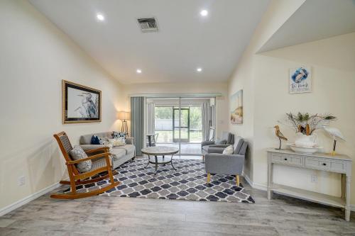 Χώρος καθιστικού στο Game Room and Deck Spacious Home in St James City