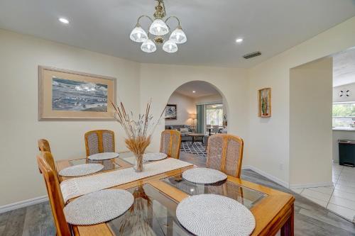 Χώρος καθιστικού στο Game Room and Deck Spacious Home in St James City