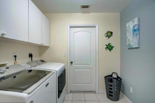 Η κουζίνα ή μικρή κουζίνα στο Game Room and Deck Spacious Home in St James City