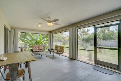 Μπαλκόνι ή βεράντα στο Game Room and Deck Spacious Home in St James City