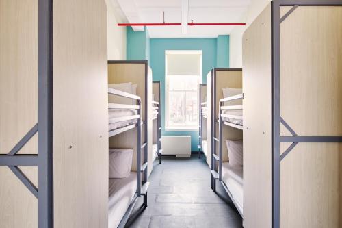 ニューヨークにあるHI New York City Hostelのドミトリールームの二段ベッドの列