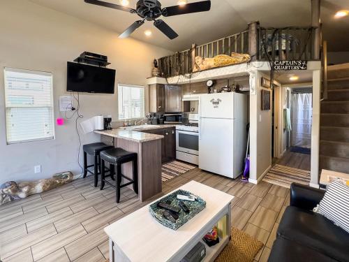 Il comprend une cuisine et un salon avec un réfrigérateur blanc. dans l'établissement Siren's Adventure Riverfront Cottage!, 