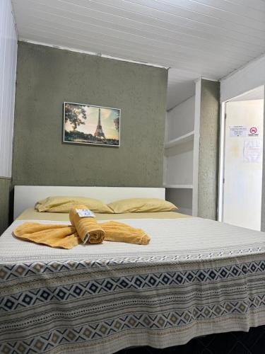 a large bed with two towels on top of it at Casa Aeroporto Pousada in Recife
