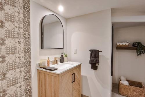 uma casa de banho com um lavatório e um espelho em Exquisite Luxury Estate - Steps to Downtown em Toronto