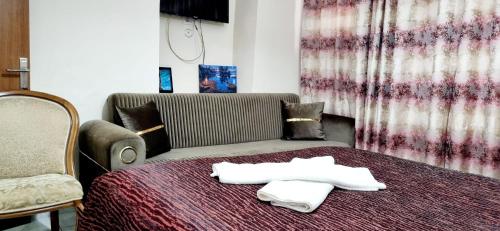 イスタンブールにある2 odalı 5 kişilik stüdyo daireのホテルルーム ベッド1台&タオル付
